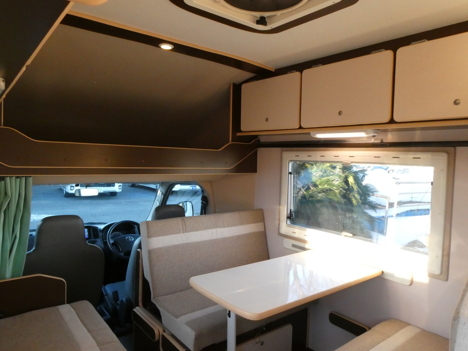 キャンピングカーキャブコン