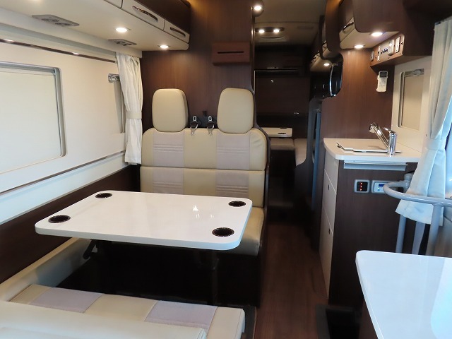 キャンピングカーバスコン