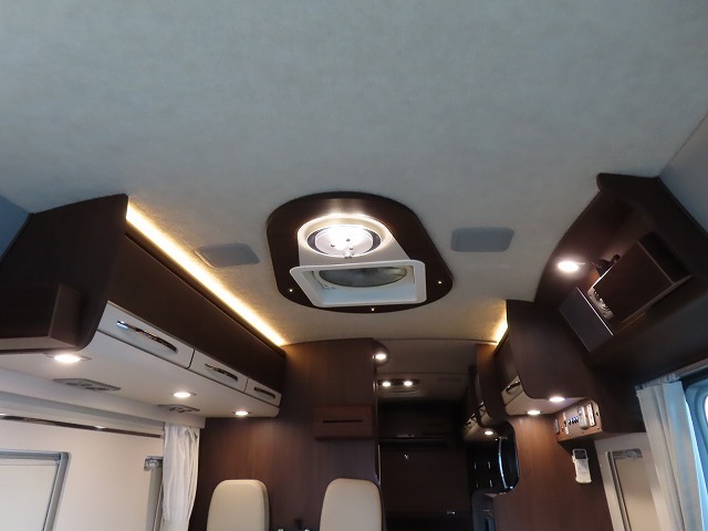 キャンピングカーバスコン