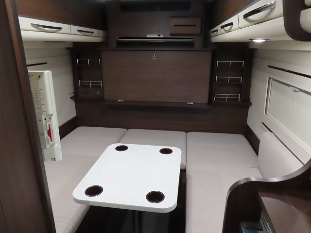 キャンピングカーバスコン