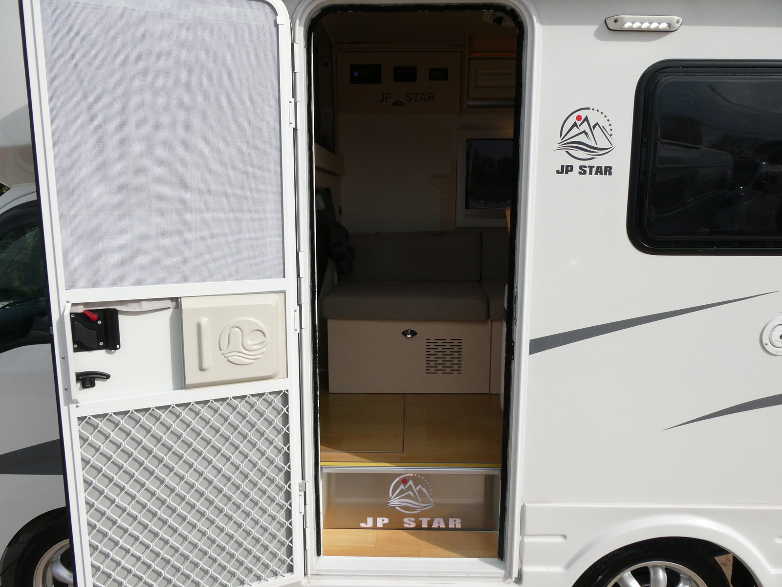 キャンピングカー軽キャンパー