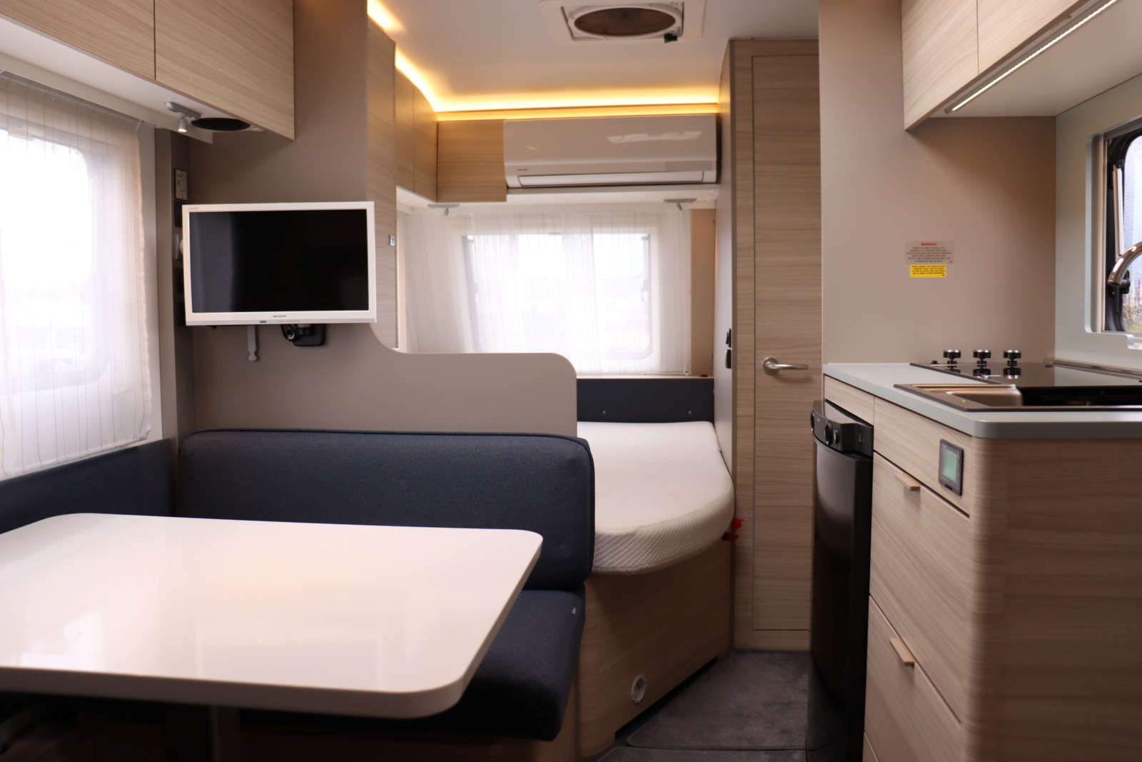 キャンピングカートレーラー