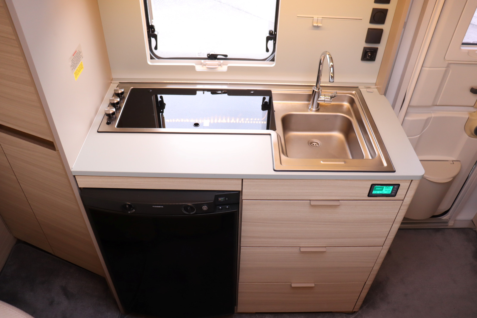 キャンピングカートレーラー