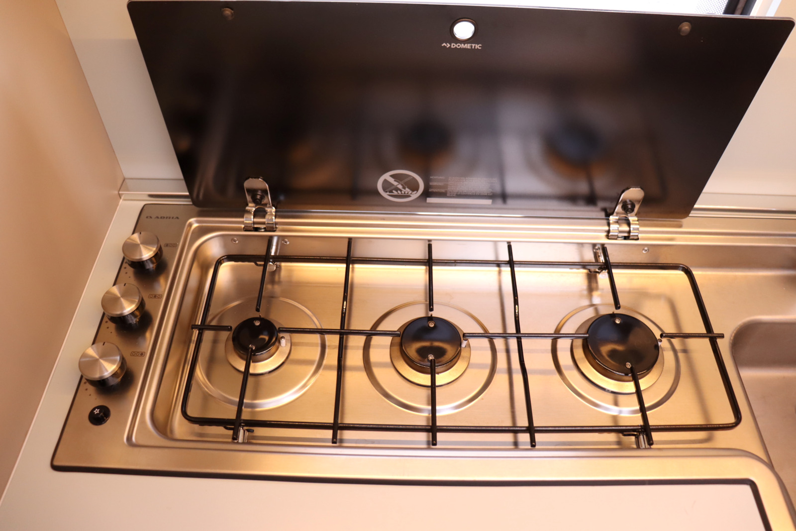 キャンピングカートレーラー