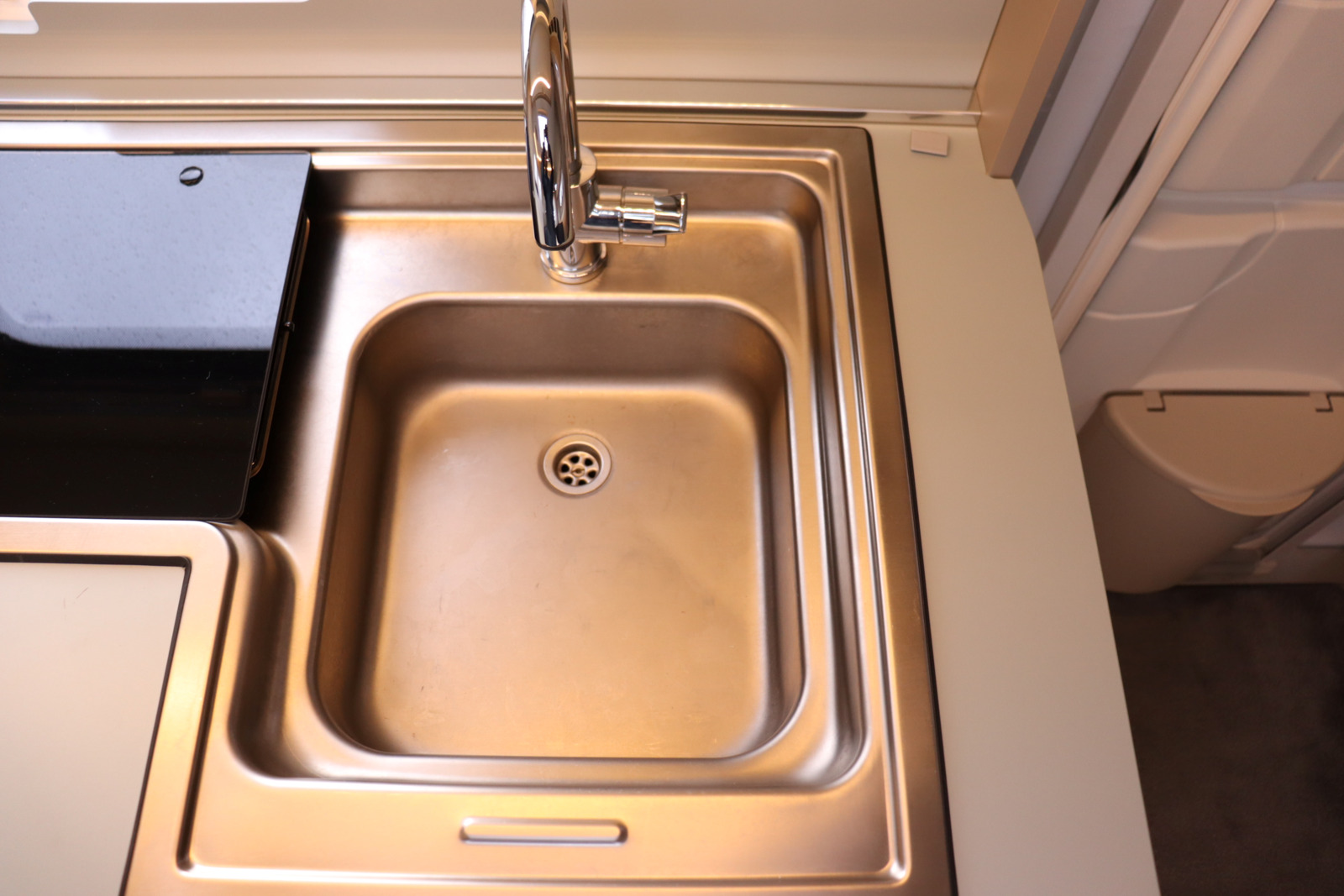 キャンピングカートレーラー