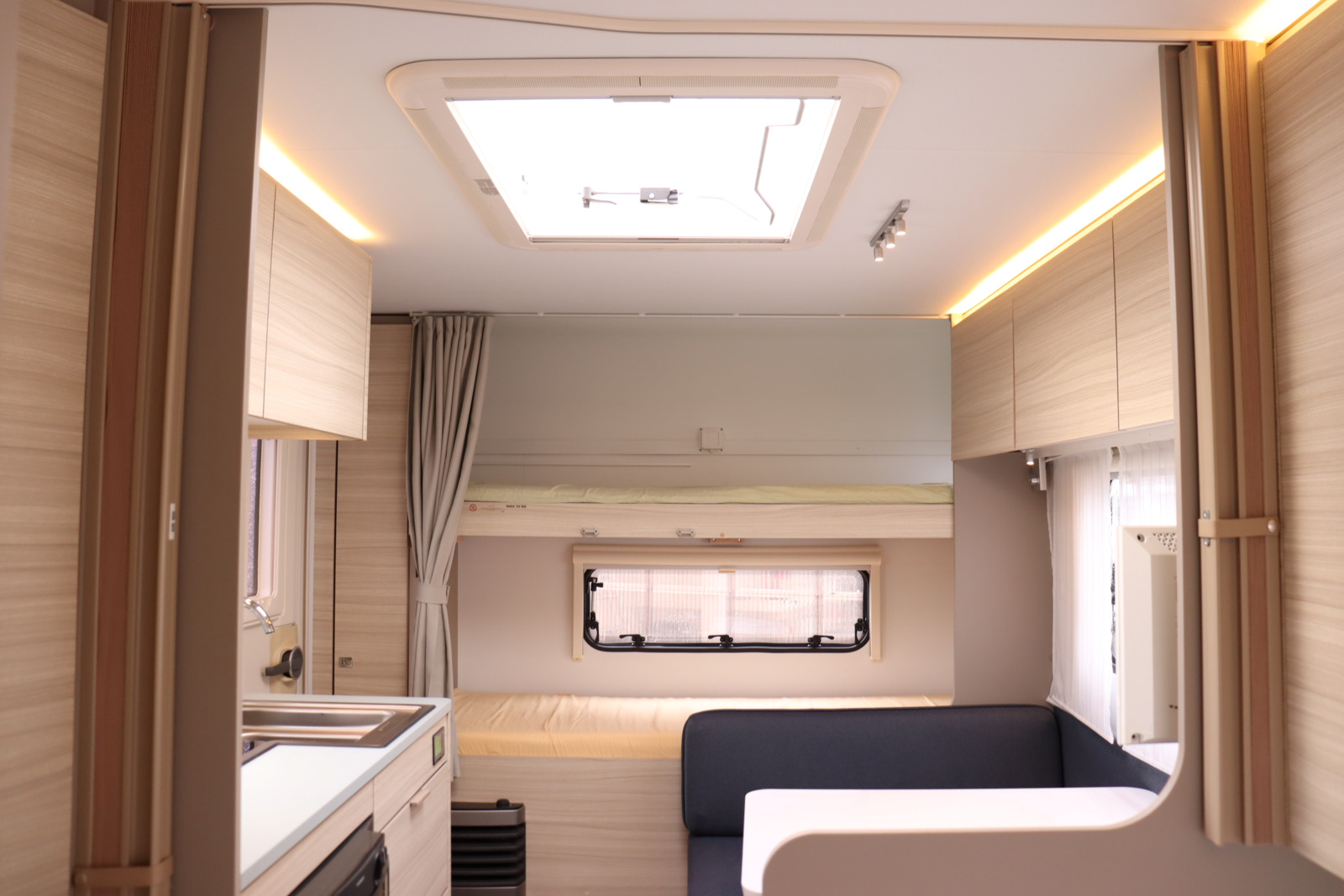 キャンピングカートレーラー