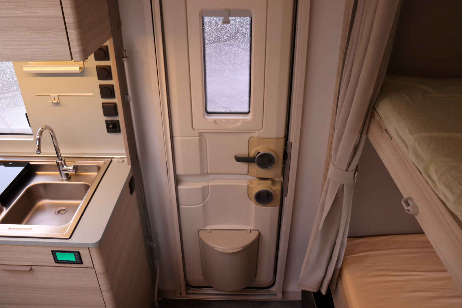 キャンピングカートレーラー