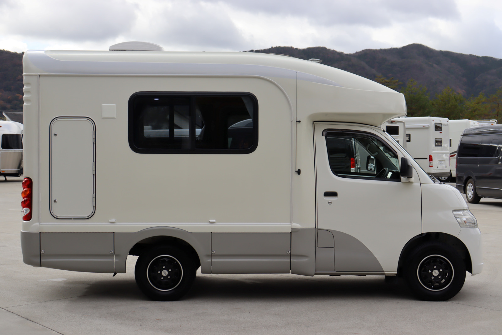 キャンピングカーキャブコン