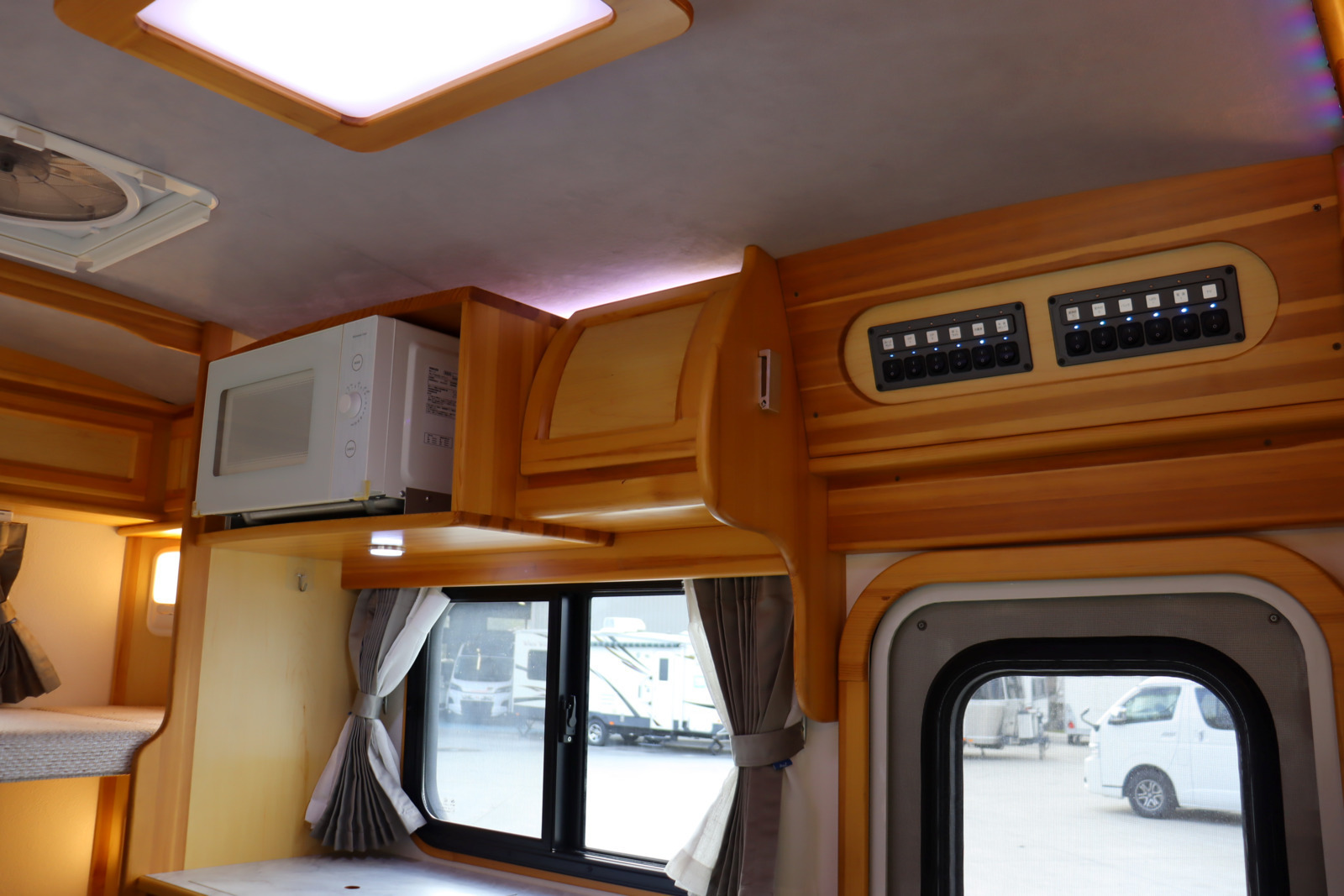 キャンピングカーキャブコン