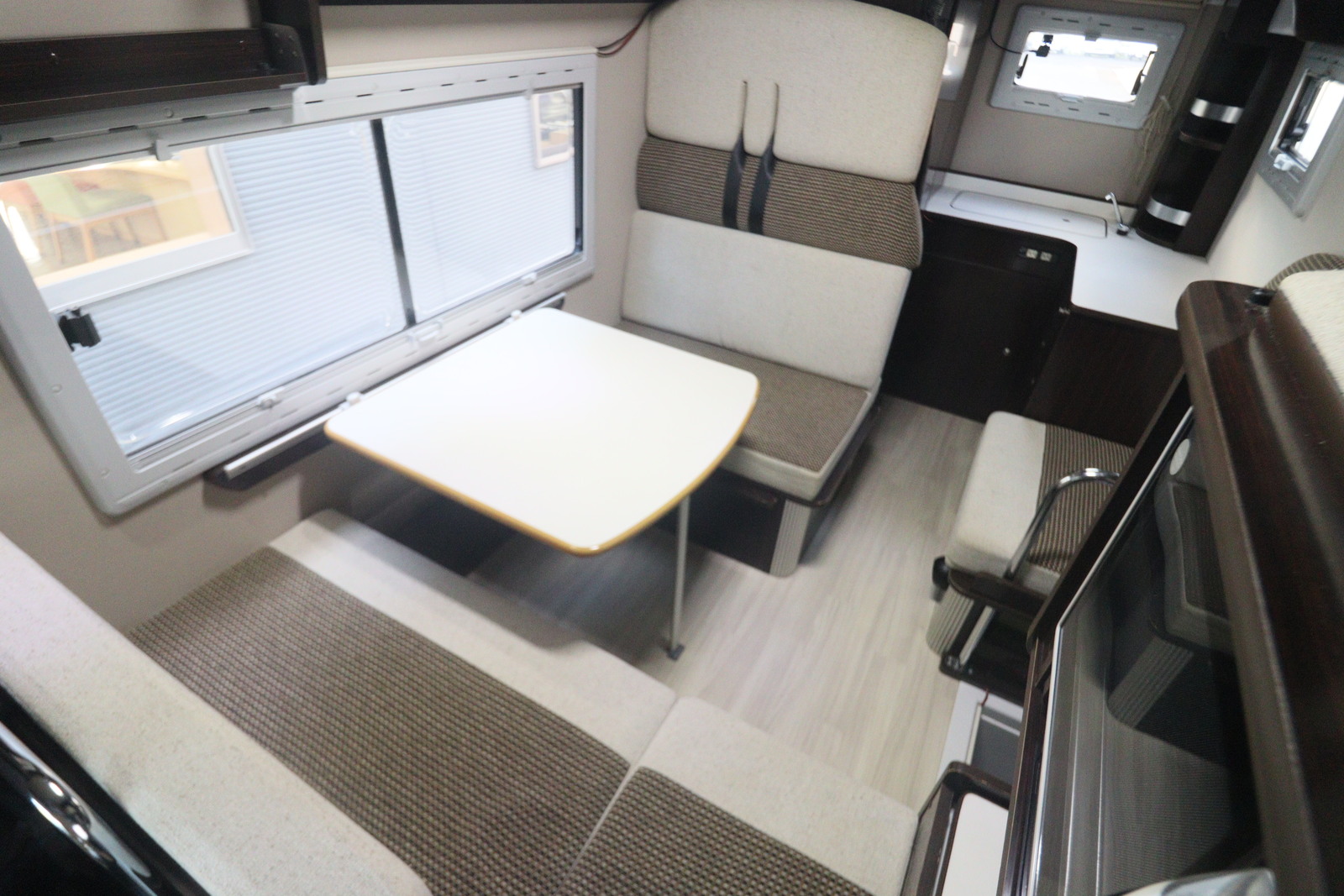 キャンピングカーキャブコン