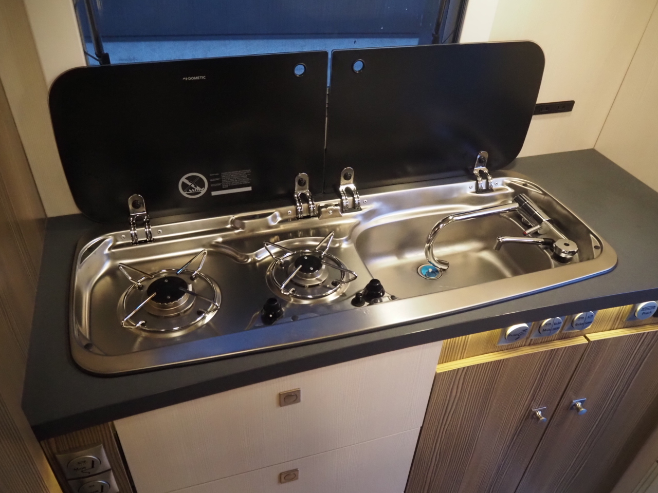 キャンピングカーキャブコン