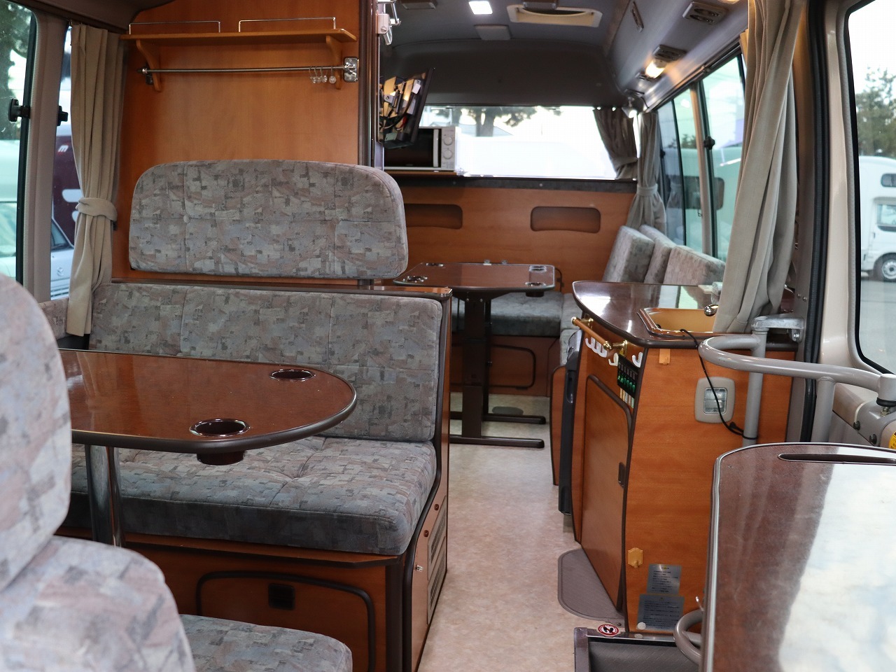 キャンピングカーバスコン