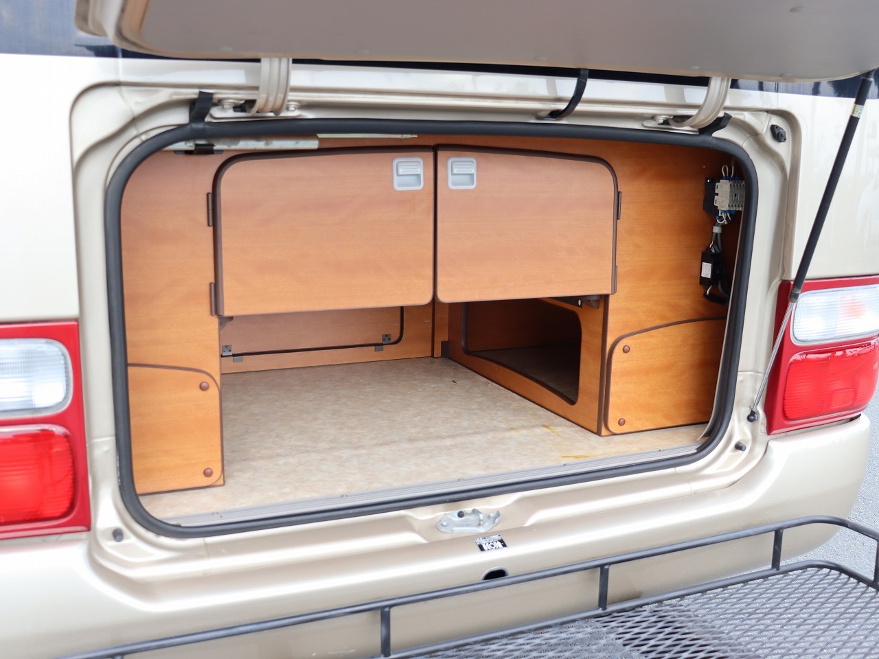 キャンピングカーバスコン