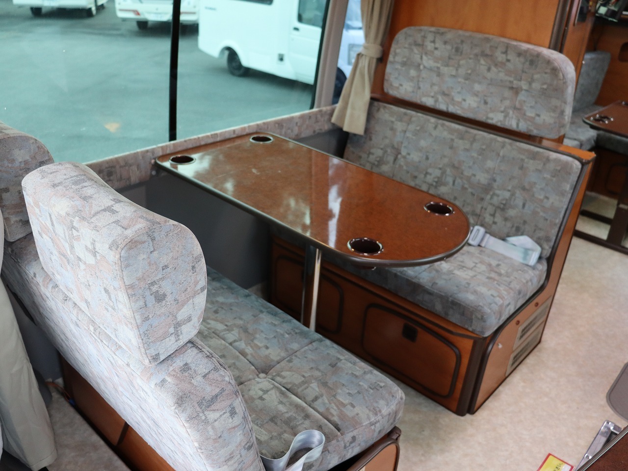 キャンピングカーバスコン