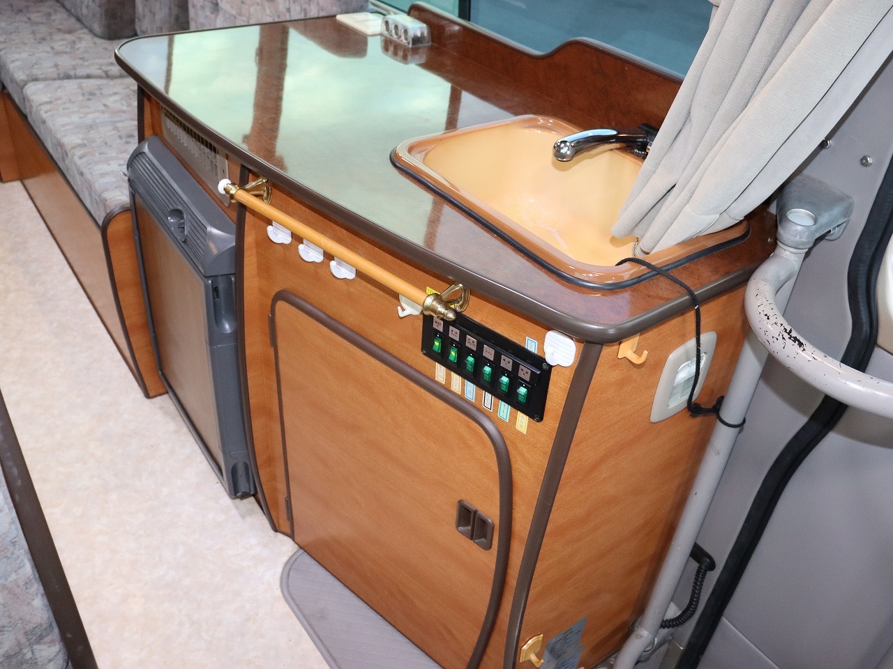 キャンピングカーバスコン