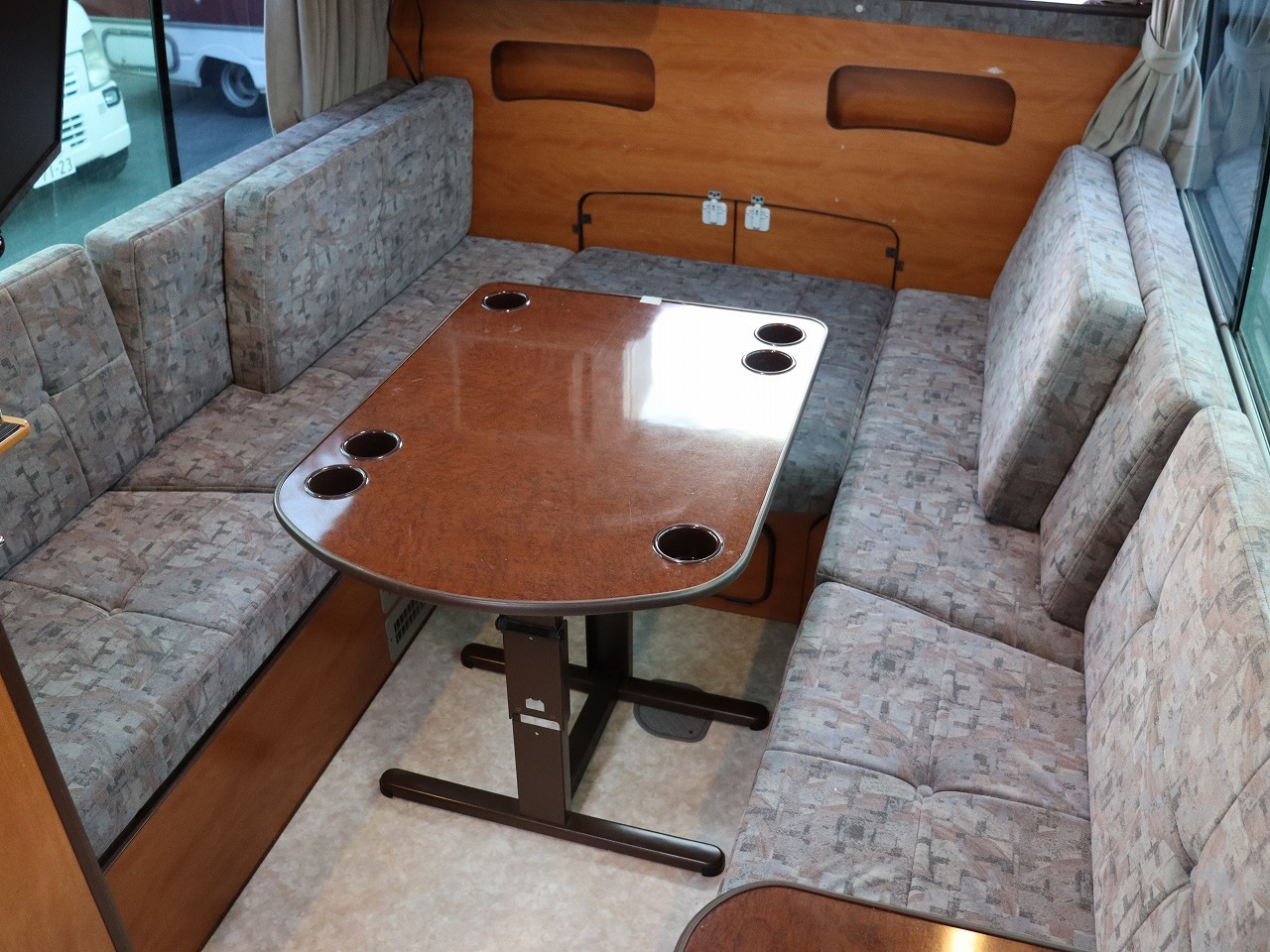 キャンピングカーバスコン