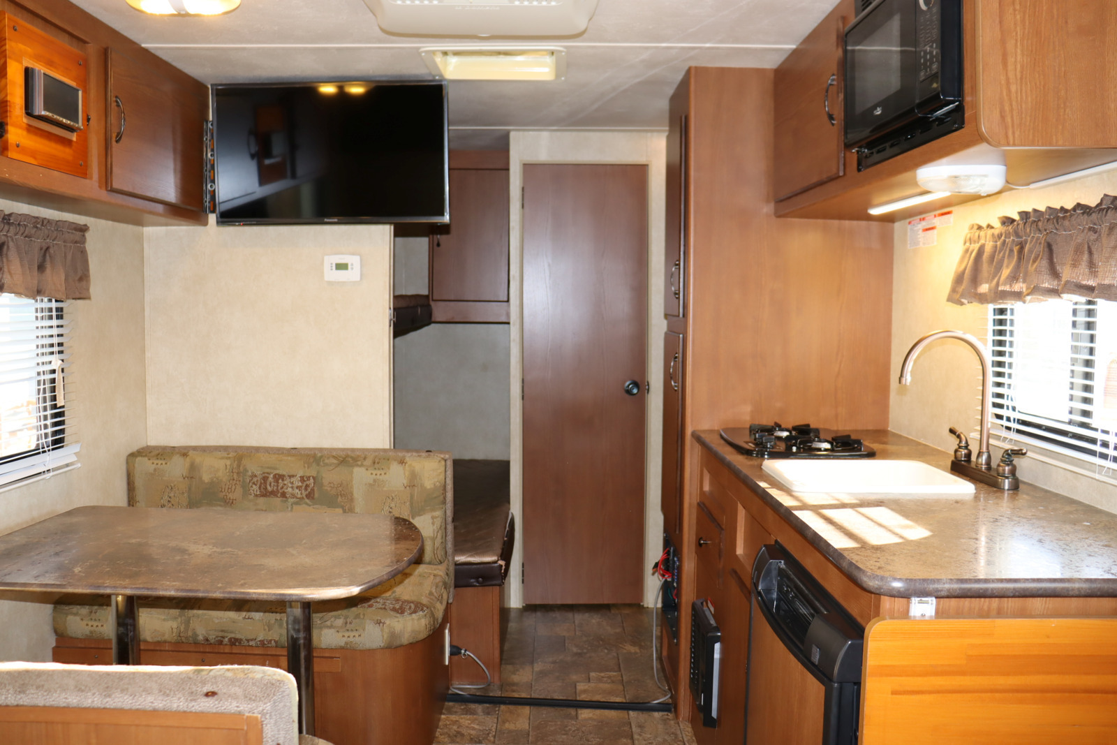 キャンピングカートレーラー