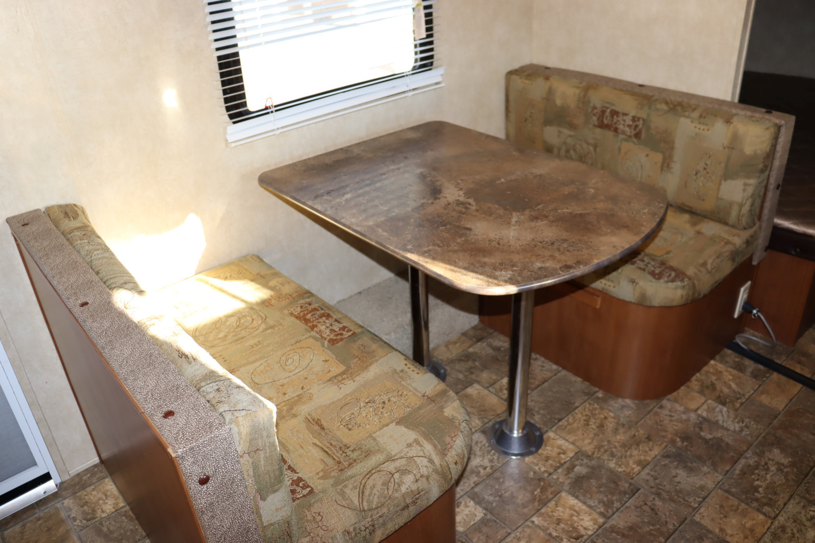 キャンピングカートレーラー