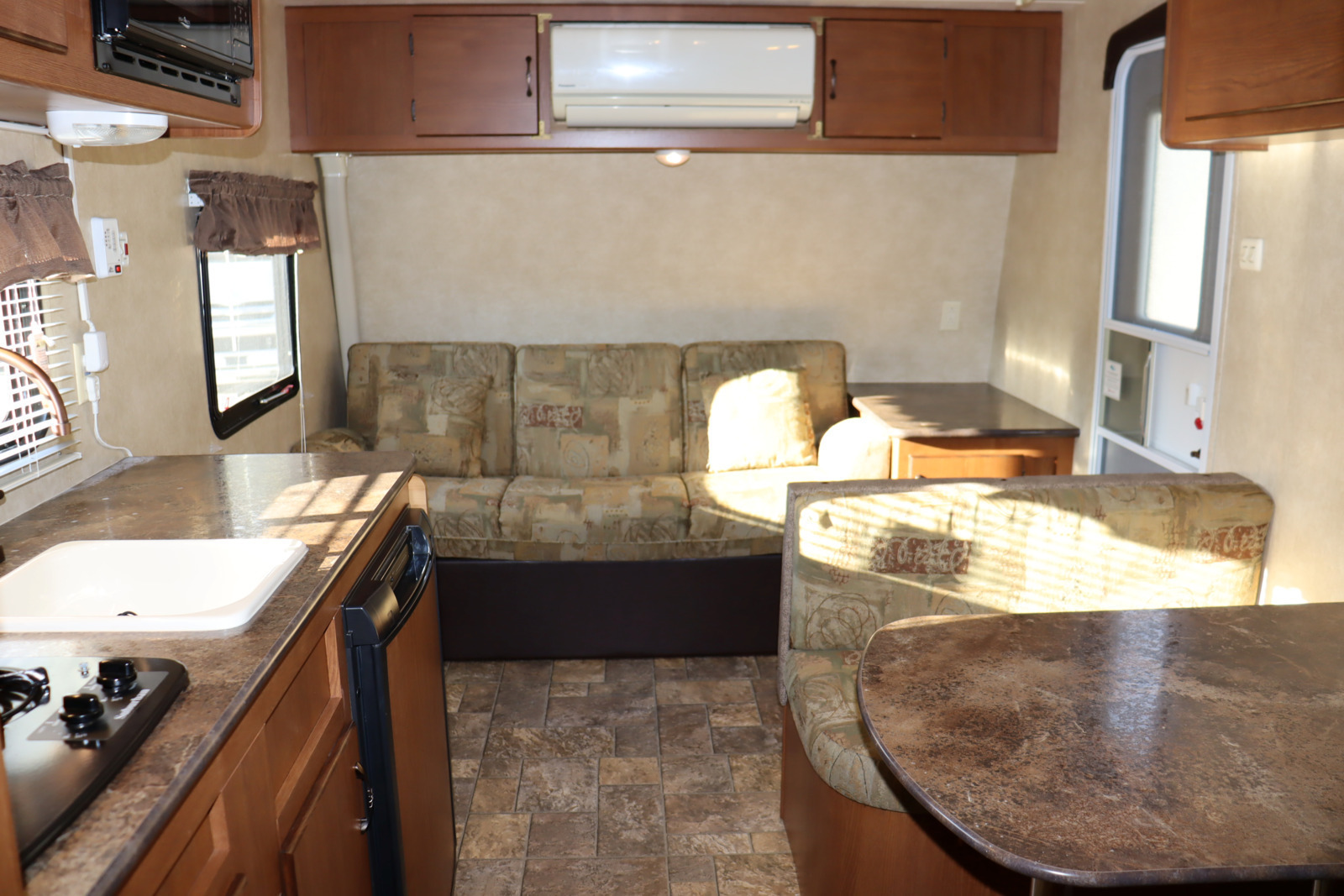 キャンピングカートレーラー