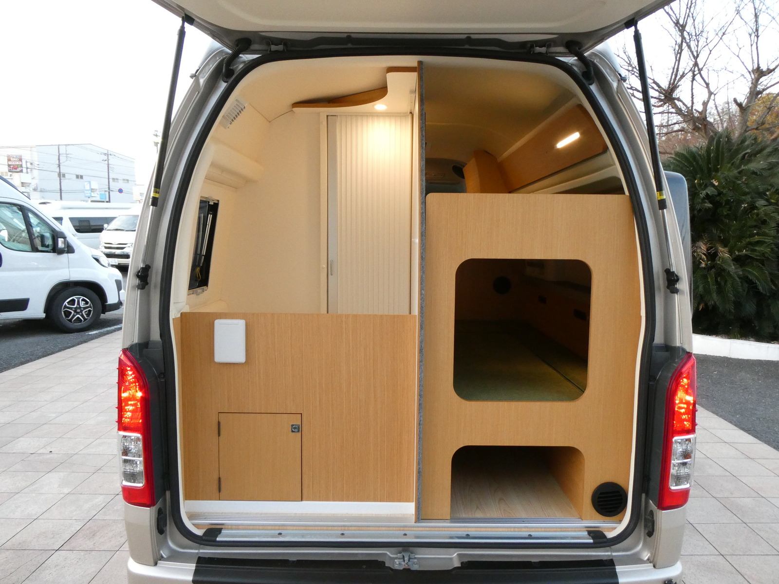 キャンピングカーバンコン