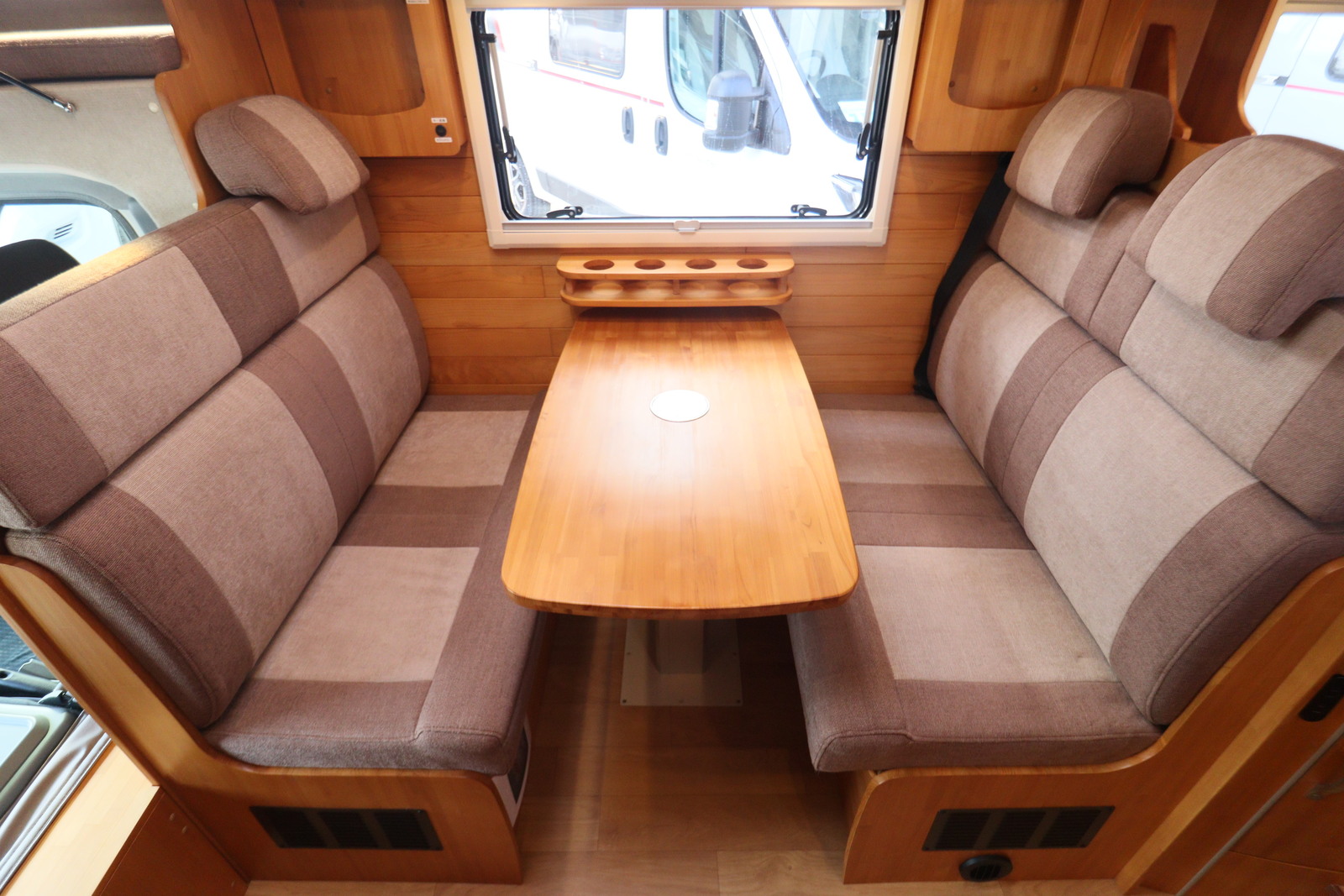 キャンピングカーキャブコン