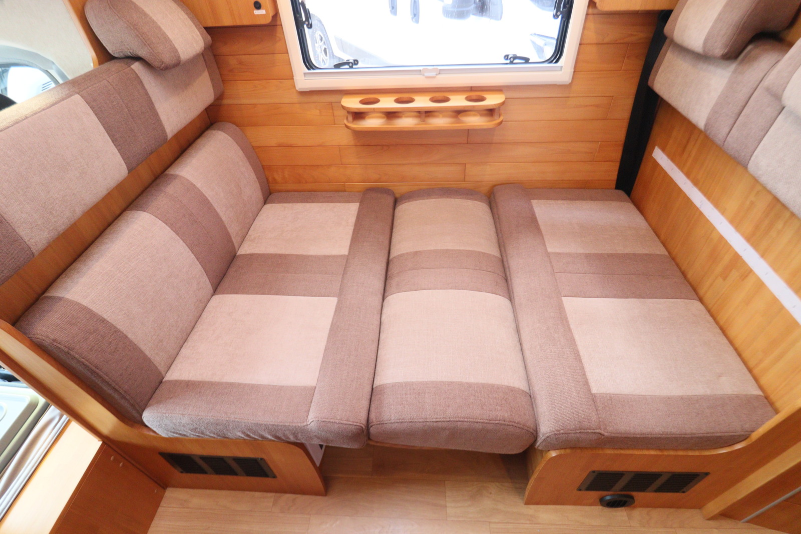 キャンピングカーキャブコン