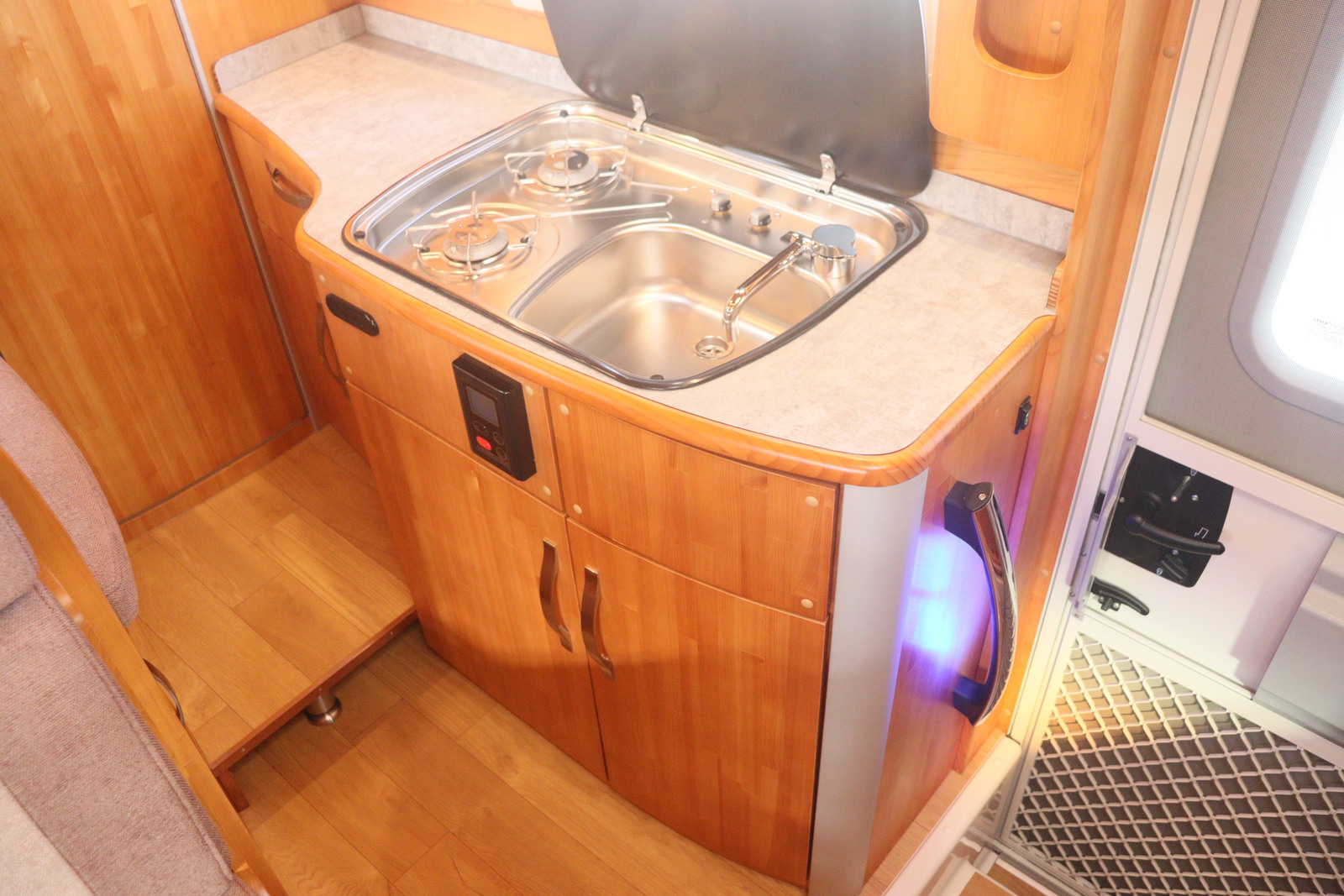 キャンピングカーキャブコン