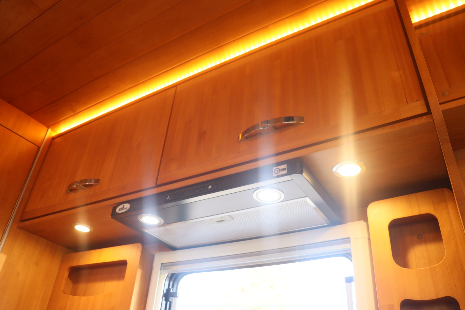 キャンピングカーキャブコン