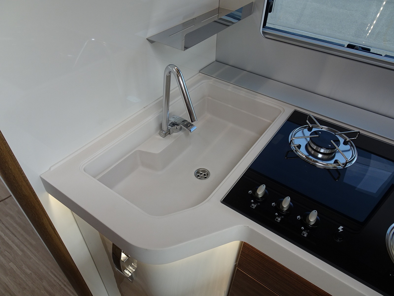 キャンピングカーバスコン