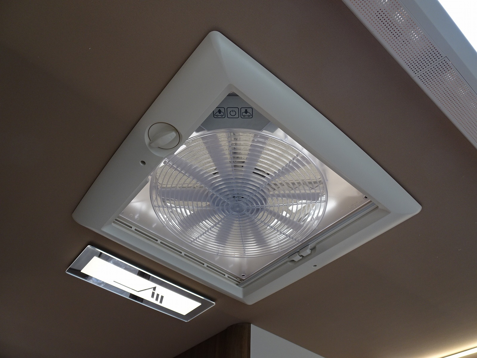 キャンピングカーバスコン