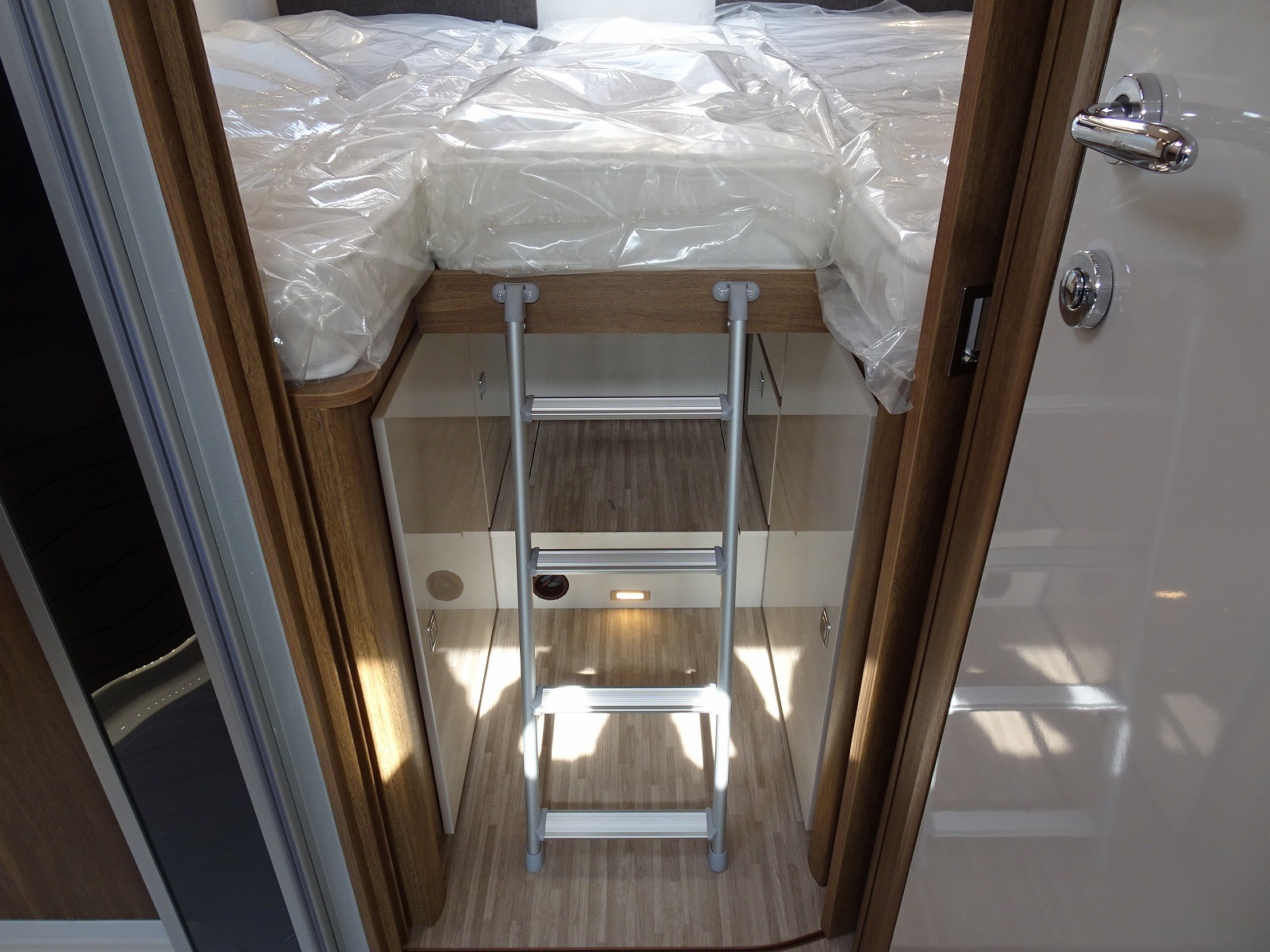 キャンピングカーバスコン