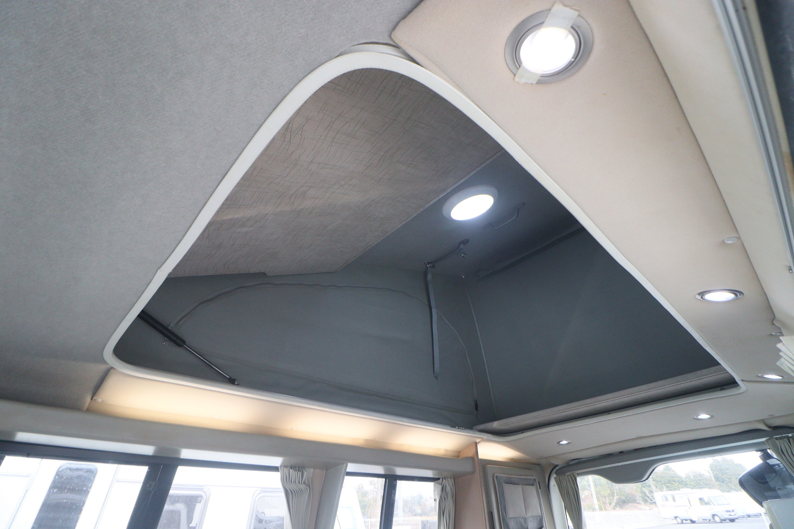 キャンピングカーバンコン