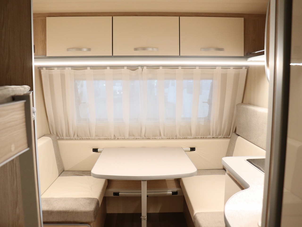 キャンピングカートレーラー