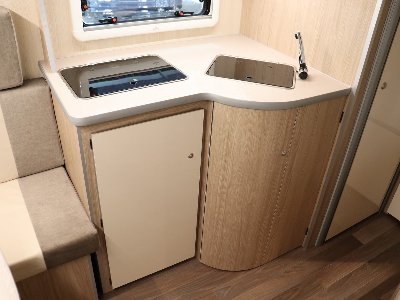 キャンピングカートレーラー