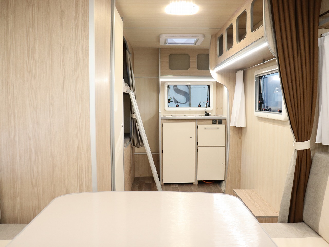 キャンピングカートレーラー