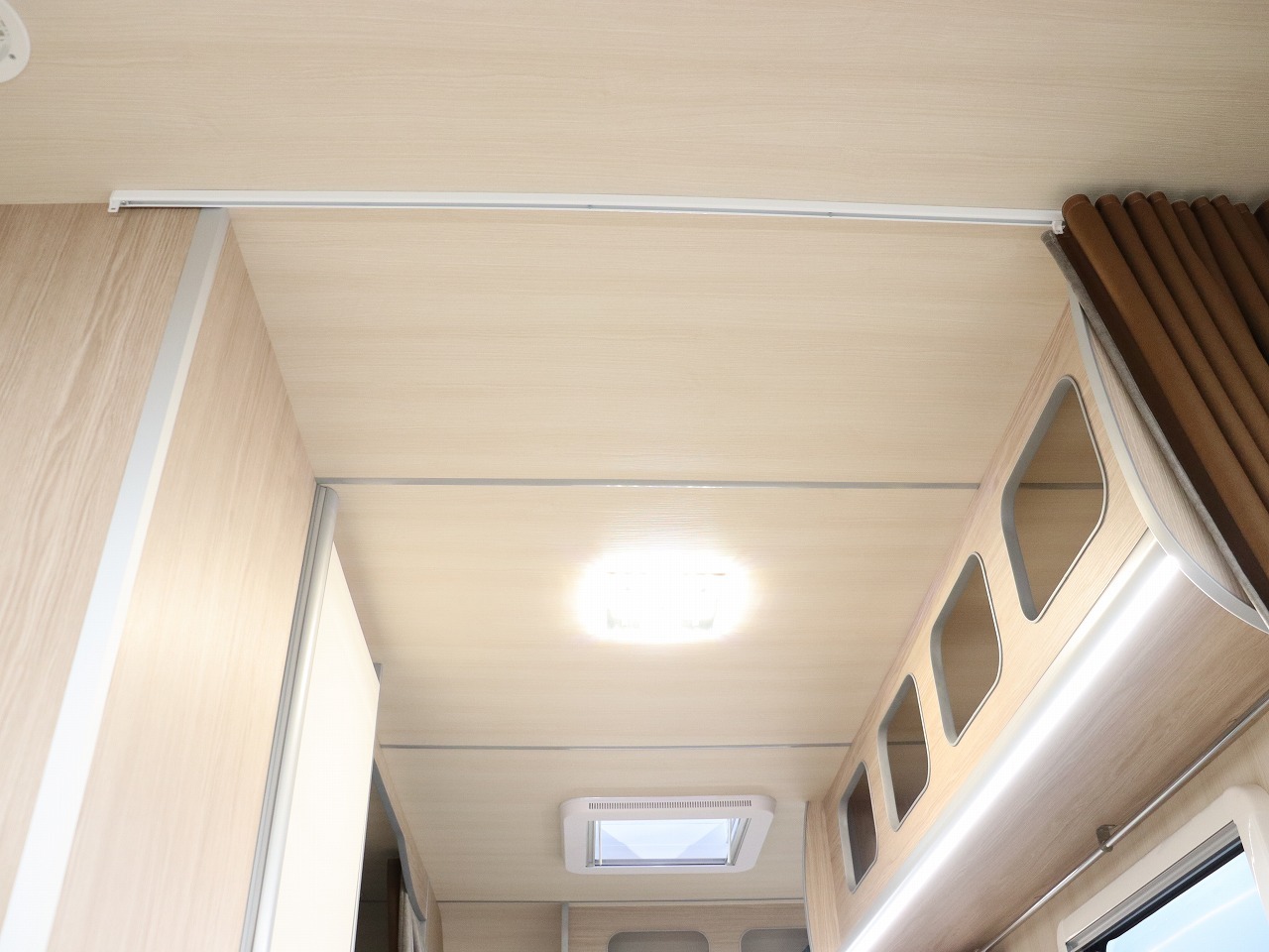 キャンピングカートレーラー