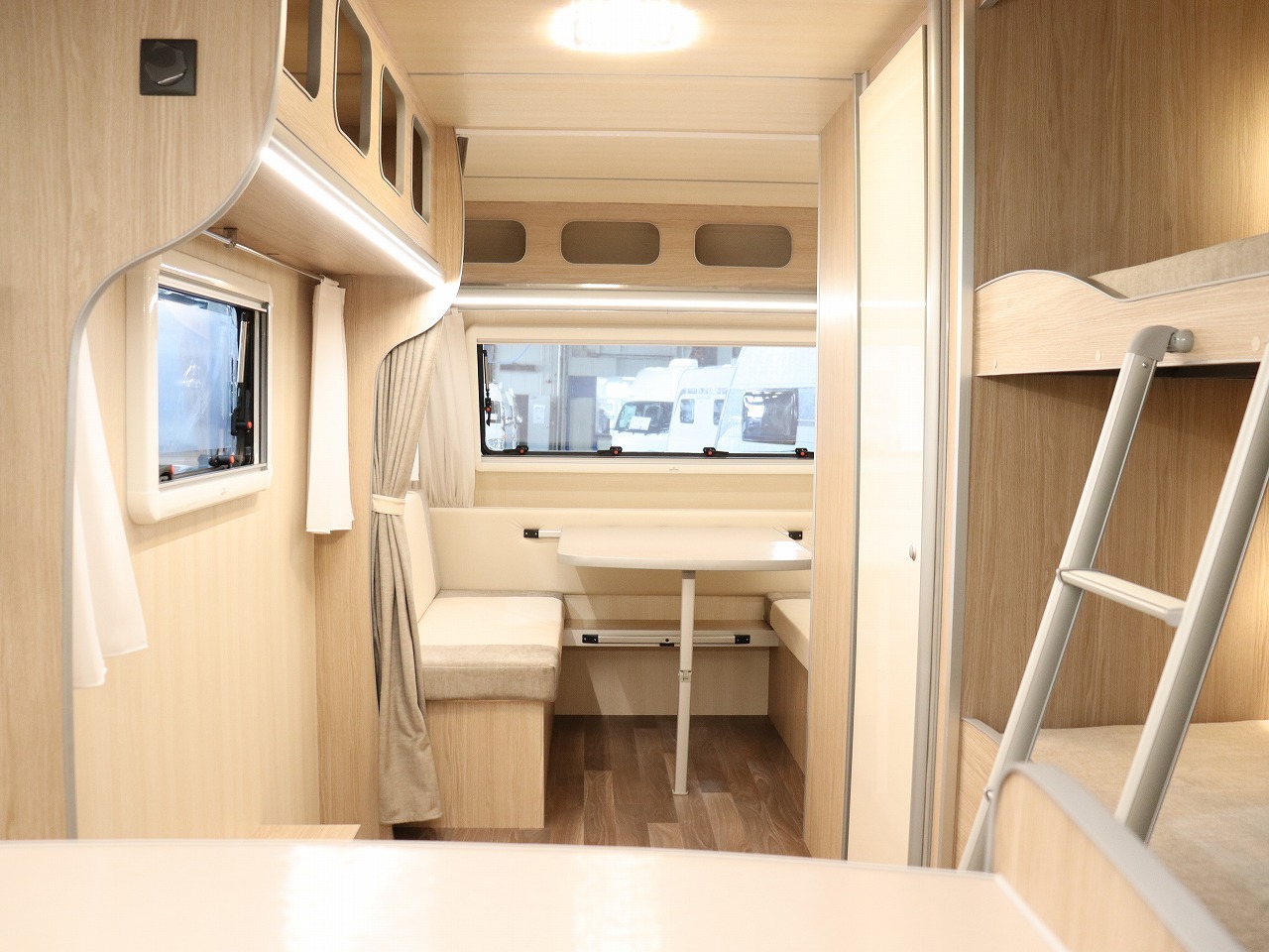 キャンピングカートレーラー