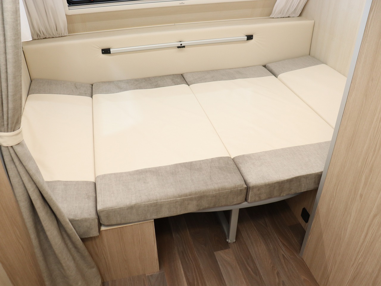 キャンピングカートレーラー