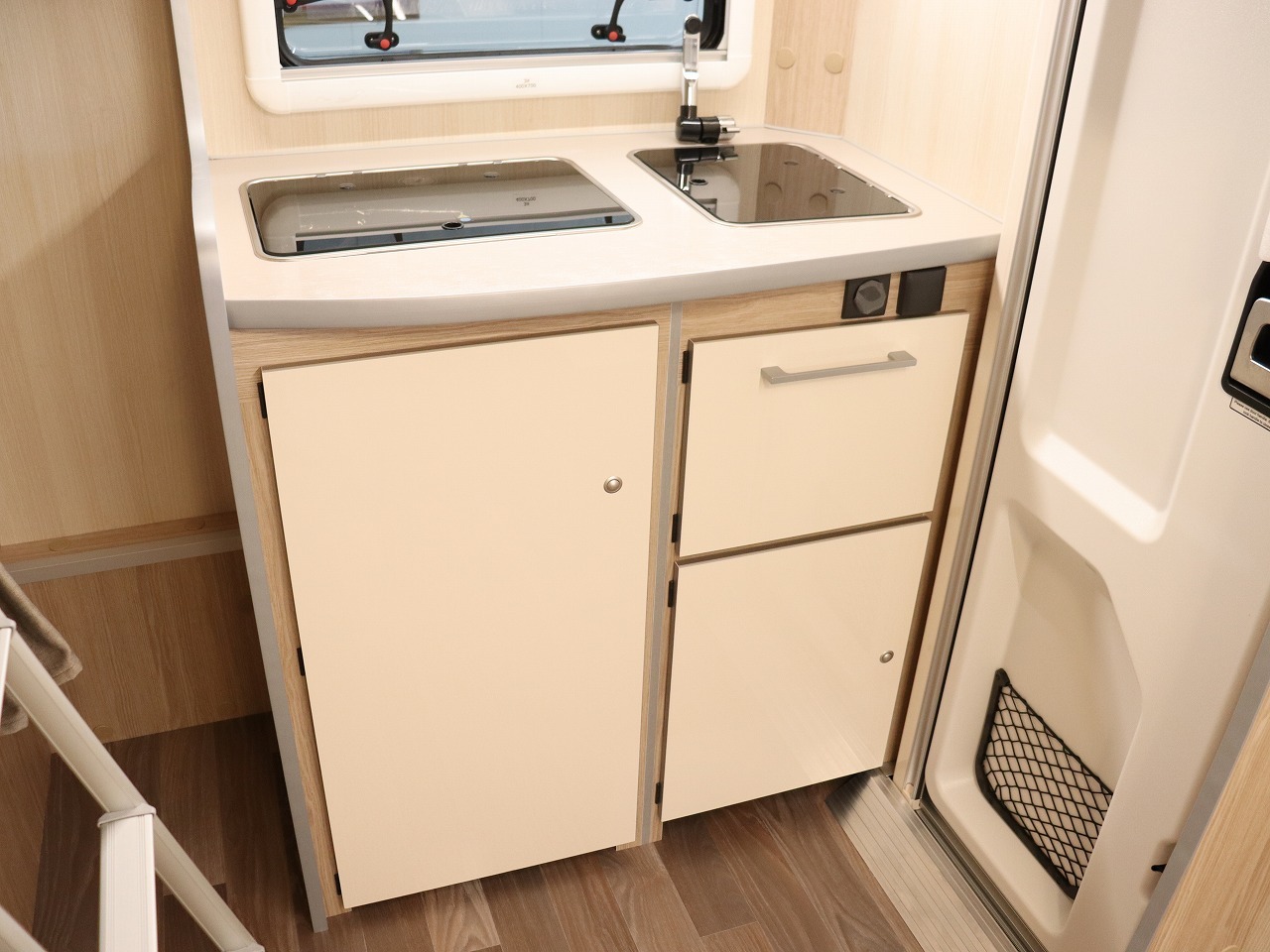 キャンピングカートレーラー