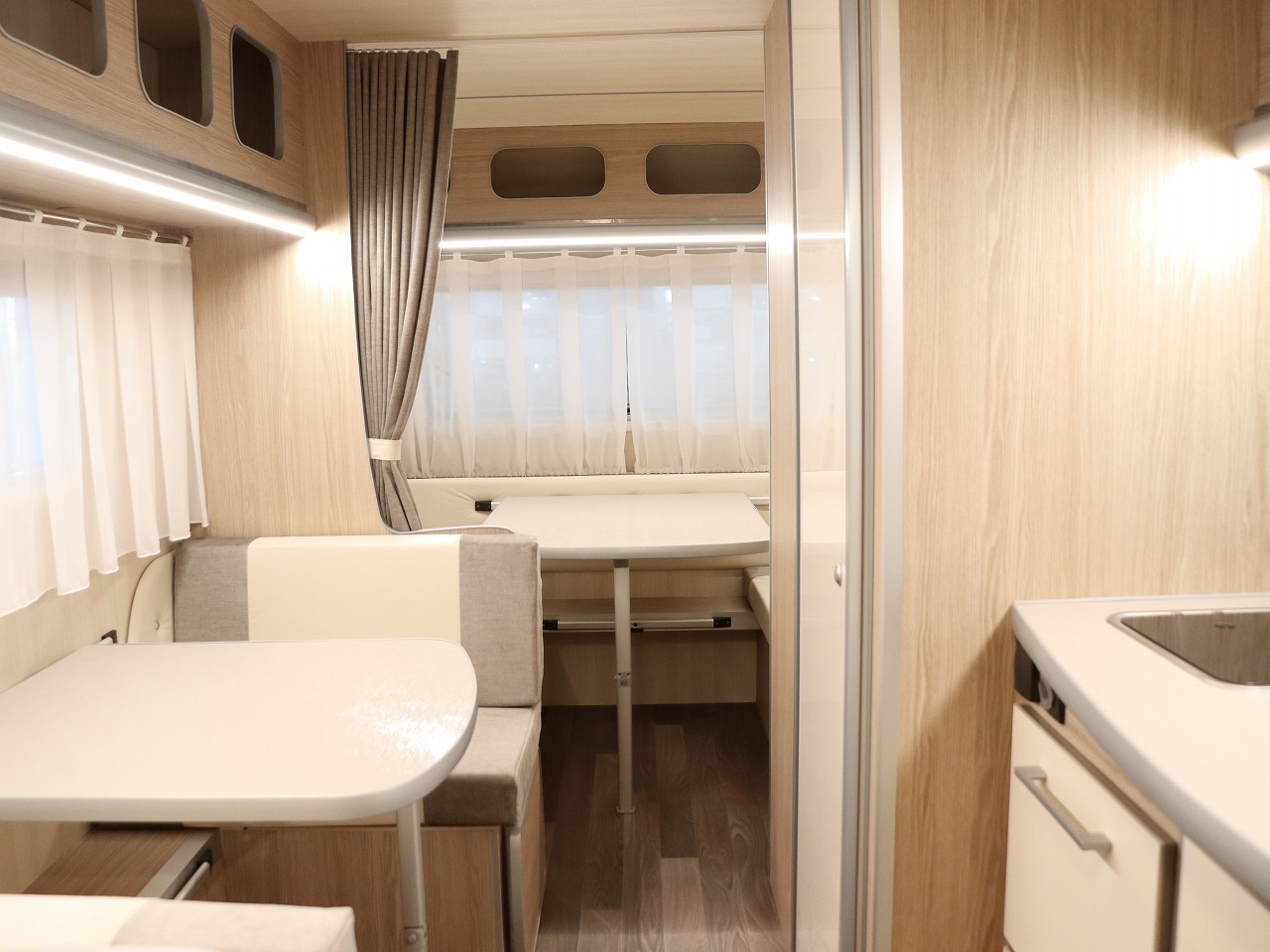 キャンピングカートレーラー