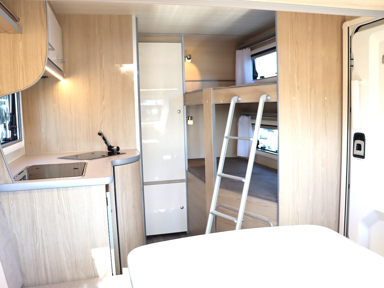 キャンピングカートレーラー