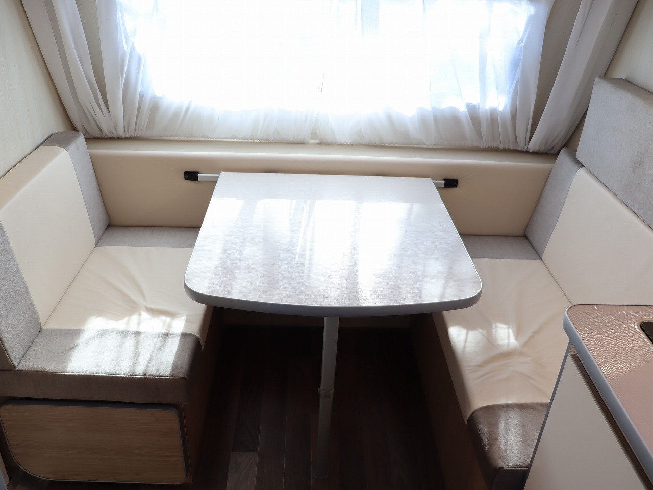 キャンピングカートレーラー