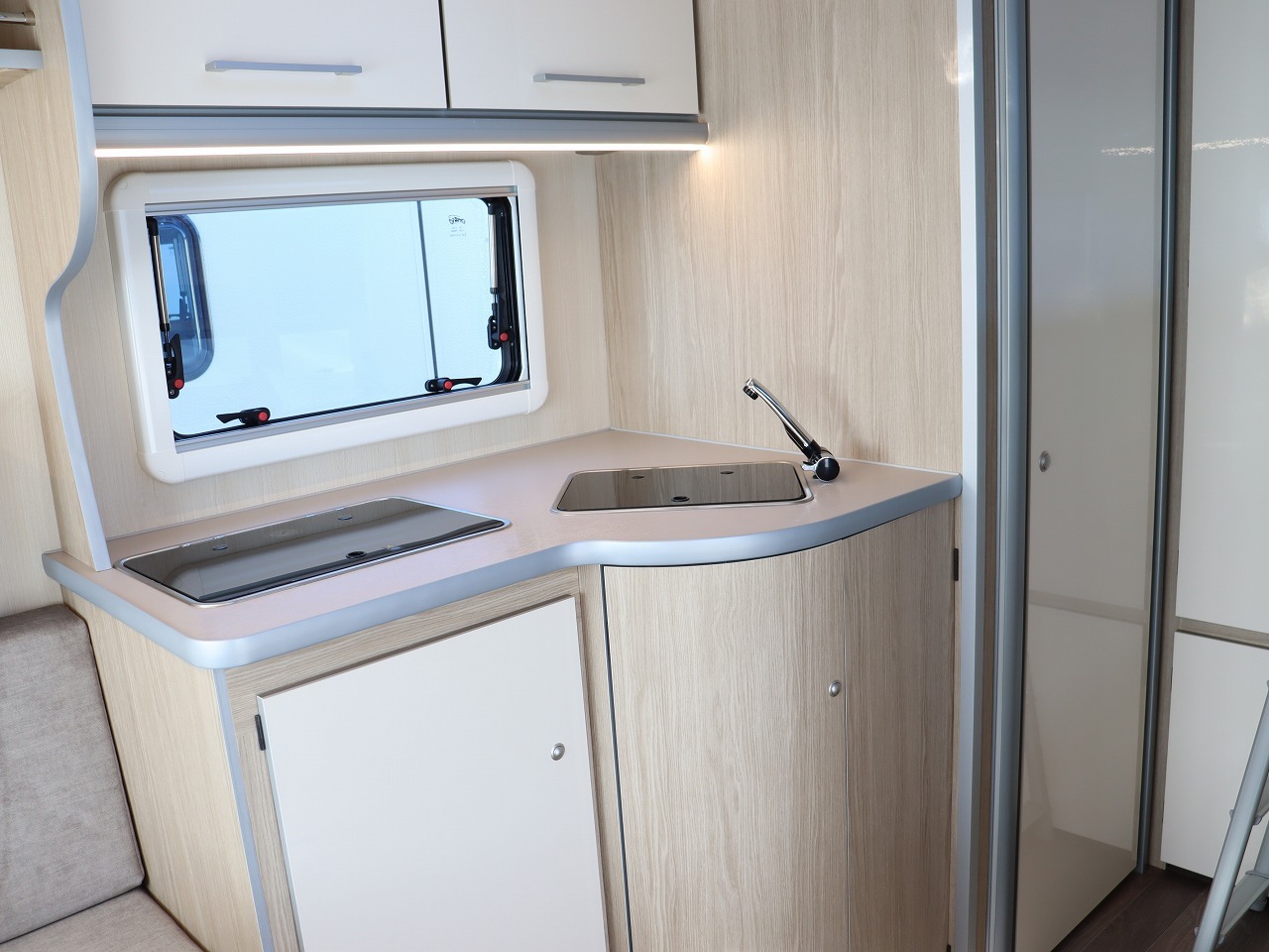 キャンピングカートレーラー