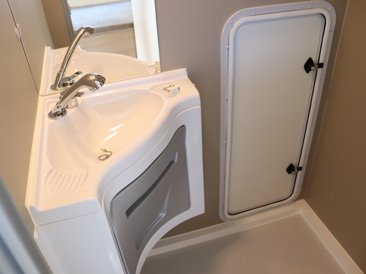 キャンピングカートレーラー