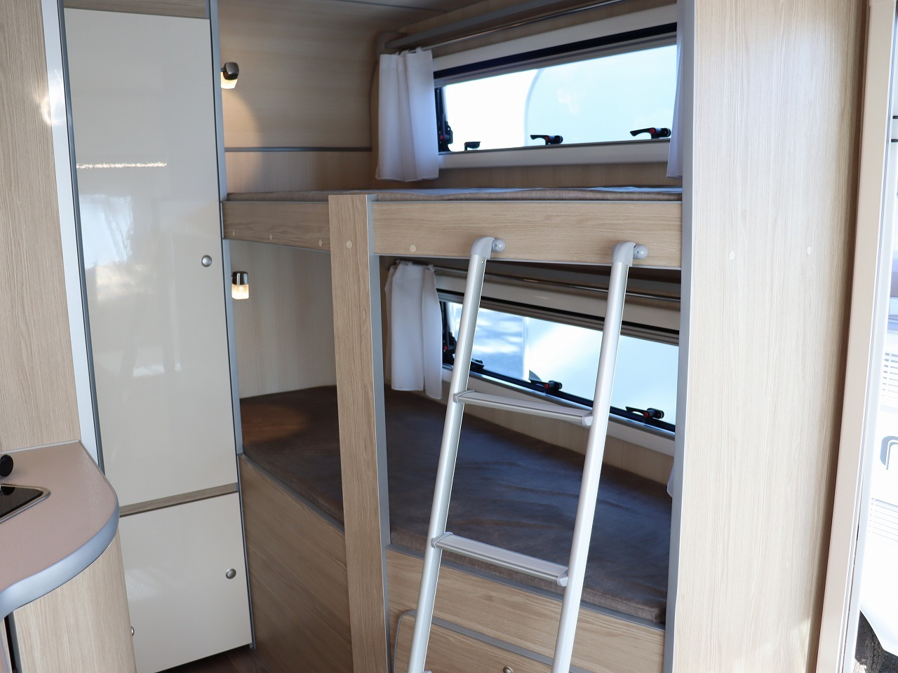 キャンピングカートレーラー