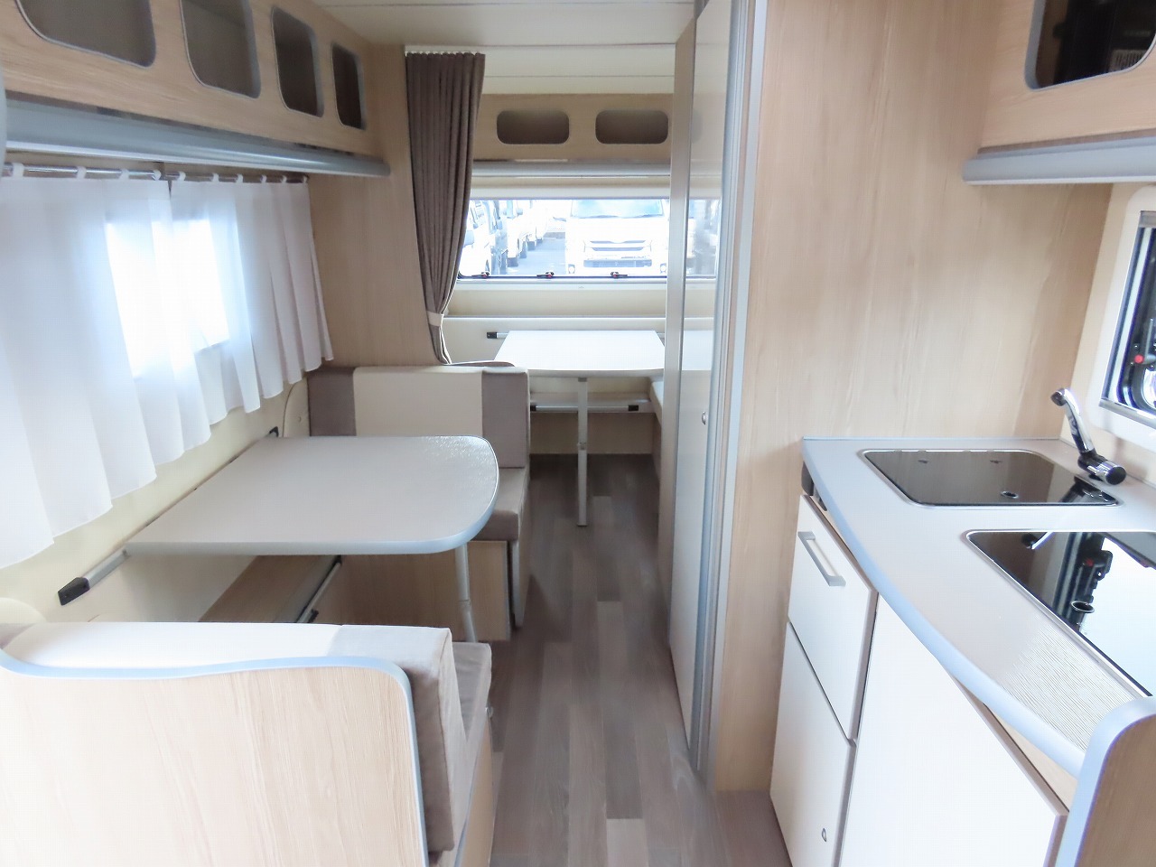 キャンピングカートレーラー