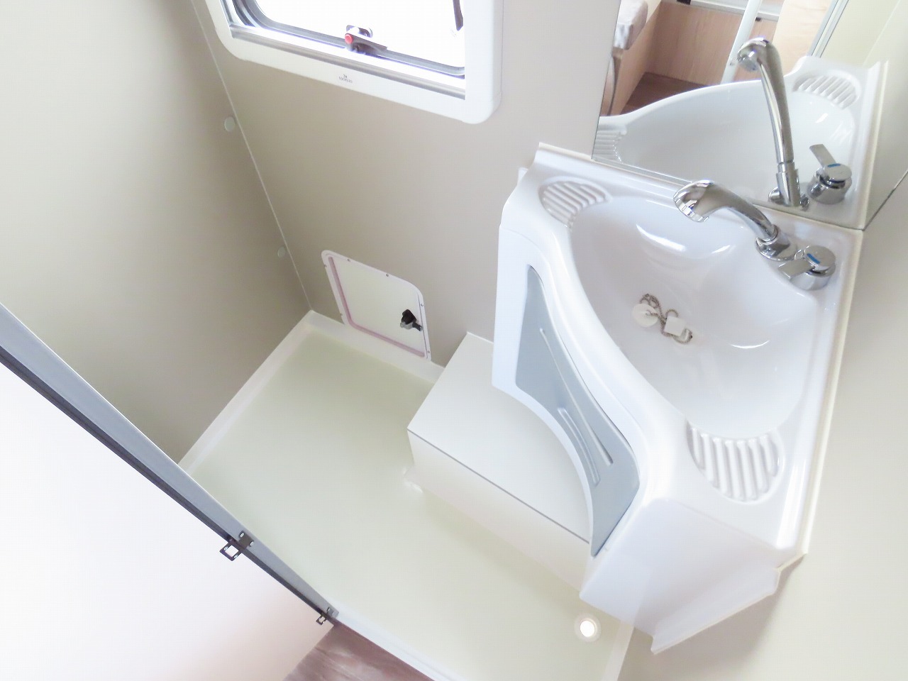 キャンピングカートレーラー