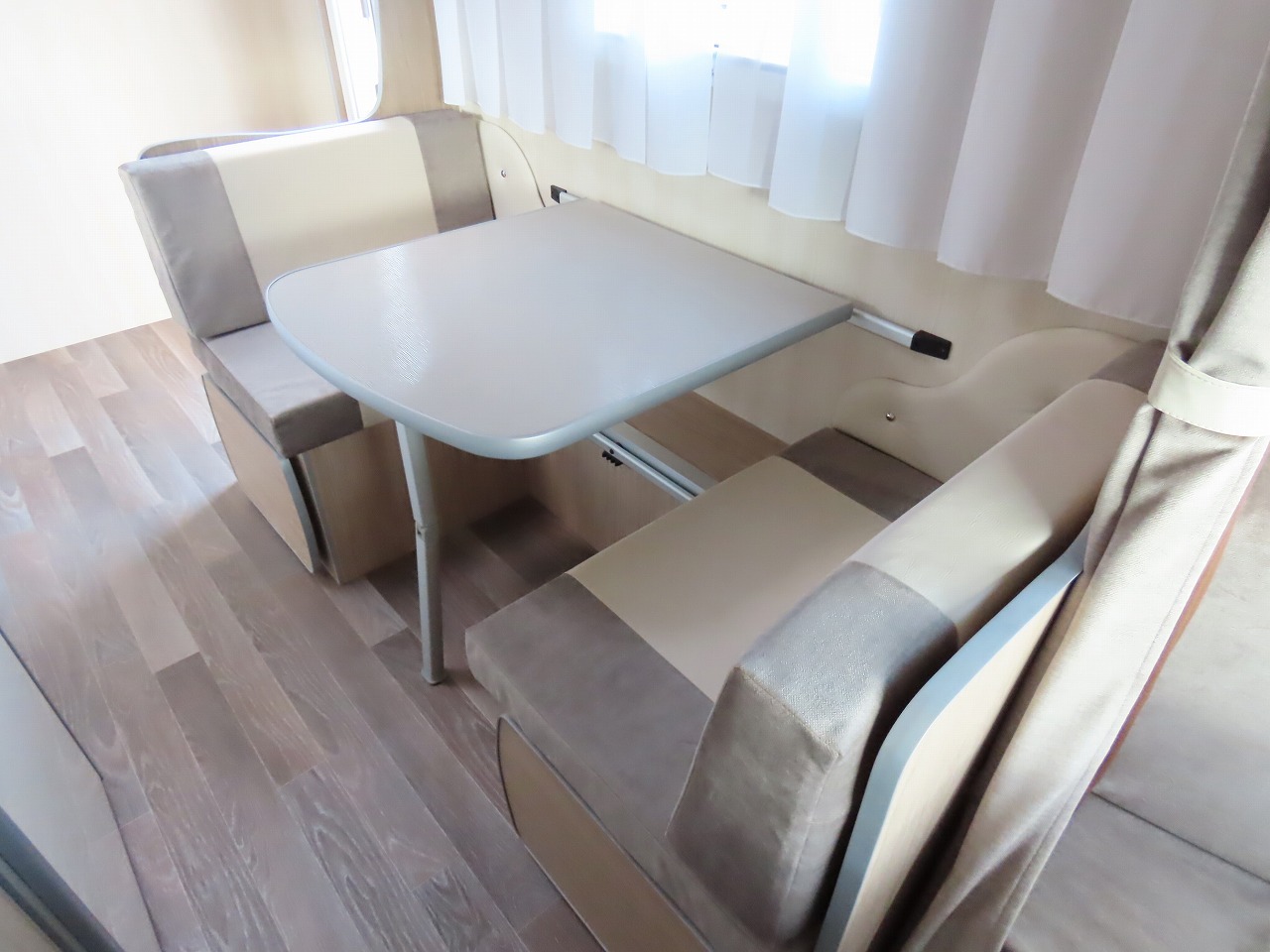 キャンピングカートレーラー