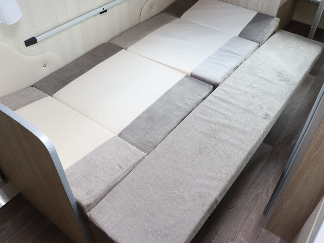 キャンピングカートレーラー