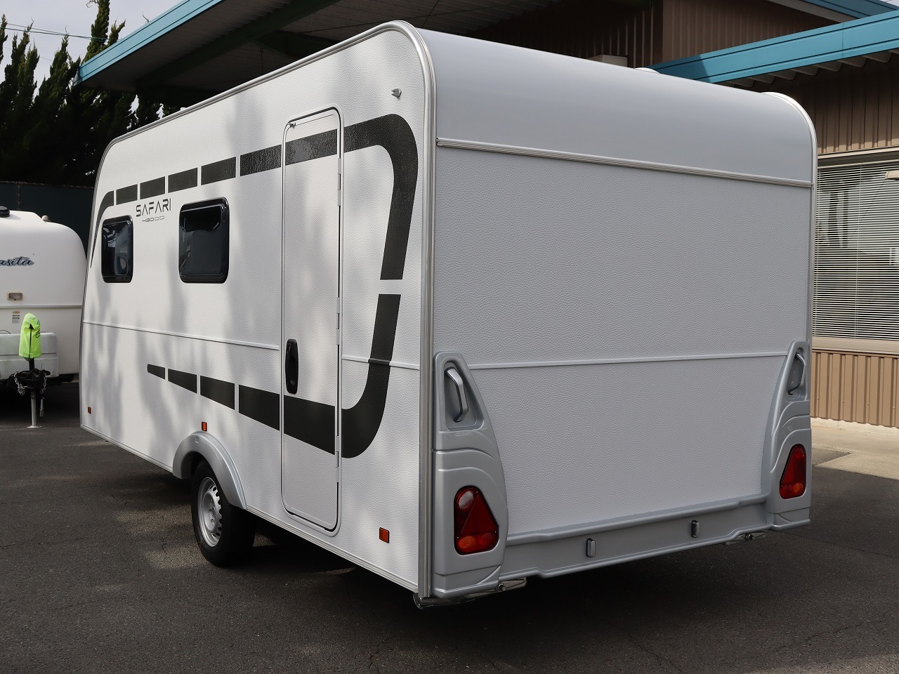 キャンピングカートレーラー